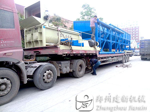 郑州建新机械工人们正在将500T稳定土拌合站装车